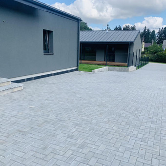 Gerbūvio darbai:
- įėjimo laiptelių įrengimas;
- tvoros įrengimas;
- lietaus kanalizacijos/šuliniu įrengimas;
- apželdinima
Akmens, betoninių, klinkerio trinkelių klojimas, Vilnius UAB AIMENA nuotrauka 2 Laiptai iš trinkelių Vilnius UAB AIMENA nuotrauka 2