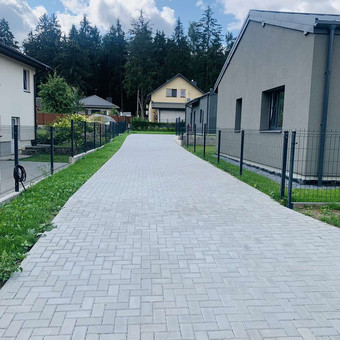 Gerbūvio darbai :
* reljefo formavimas;
* trinkelių įrengimas;
* įėjimo laiptelių įrengimas;
* tvoros įrengimas;
* lietaus kanalizacijos/šuliniu įrengimas;
* apželdinima
Takelių laipu irengimas Vilnius UAB AIMENA nuotrauka 3 Trinkelių klojimas Vilnius UAB AIMENA nuotrauka 3