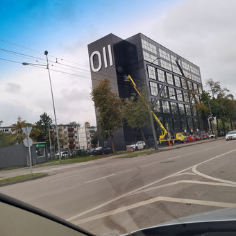 Fasado plovimui naudojame jonizuotą vandenį. Plovimo metu pašalinamas purvas, samanos, paukščių išmatų likučiai. Marijampolė "Švaru švaru" MB nuotrauka 11 Fasado plovimas Marijampolė "Švaru švaru" MB nuotrauka 11