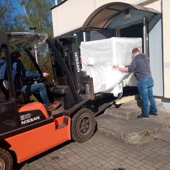 Pianinų gabenimas Kaunas Bobino perkraustymas, du vyrai mašina nuotrauka 9
