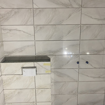 Klijuojame įvairiausio dydžio ir formos plyteles, didplyčių klijavimas (Galime supjaustyti ir suklijuoti didelio formato plyteles iki 320cm) suleidžiame 45 laipsnių kampu. Vilnius UAB Vis dar nuotrauka 4 Plytelių klijavimas Vilnius UAB Vis dar nuotrauka 4