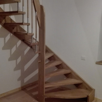 Projektuojame, gaminame, montuojame medinius laiptus iš sertifikuotos medienos: ažuolo, buko, uosio, jovaro, akacijos, riešutmedžio, vyšnios. Darome medinius porankius bei turėklus. Vilnius UAB Kairėnai nuotrauka 3 Mediniai laiptai, gamyba Vilnius UAB Kairėnai nuotrauka 3