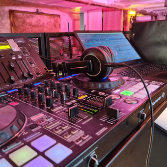 Privačios dj pamokos. Noriu pasidalinti savo 11 metų patirtimi viešų ir privačių renginių sferoje kaip dj. Nuo pradmenų iki pažengusių. Mokymai vyktų akustiškai įrengtoje namų studijoje. Kaunas Edgaras Bomblauskas nuotrauka 4 DJ mokykla Kaunas Edgaras Bomblauskas nuotrauka 4