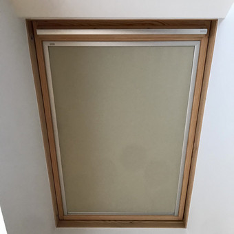 VELUX tamsinančias užuolaidėles, kurių dėka ne tik apsisaugosite nuo karštos vasaros saulės, bet tuo pačiu galėsite užsitamsinti patalpą ir džiaugtis ilgesniu nakties miegu. Vilnius MB FESTEDA nuotrauka 9 VELUX STOGLANGIŲ UŽUOLAIDĖLĖS Vilnius MB FESTEDA nuotrauka 9