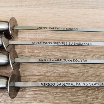 Geriausias rezultatas gaunamas, graviruojant ant nelabai aktyvių metalų: paprasto plieno arba nerūdijančio plieno. Graviravimas gaunamas juodos spalvos arba tiesiog išgarinami dažai. Vilnius Aidas Gecevičius nuotrauka 8 Graviravimas ant metalo Vilnius Aidas Gecevičius nuotrauka 8