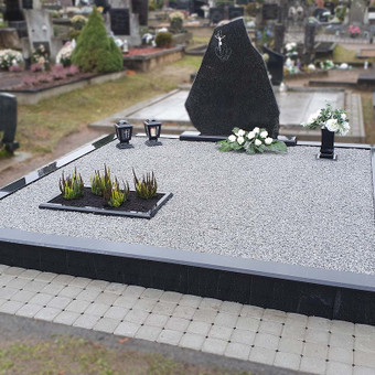 Apželdiname kapavietes pagal Jūsų poreikius tiek daugiamečiais augalais, tiek vienmetėmis gėlėmis. Patariame ir konsultuojame augalų pasirinkimui pagal geografinę platumą, bei bendrą dizainą. Kaunas Giedrius Stanevičius nuotrauka 9 Kapų apželdinimas Kaunas Giedrius Stanevičius nuotrauka 9
