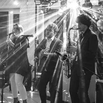 Į jūsų šventę atvykstame su profesionalia garso ir apšvietimo aparatūra, DJ ir vokaliste bei saksofonistu, jei pageidaujate gyvos muzikos. Vilnius Edita Zėčiūtė nuotrauka 4 Gimtadienių, jubiliejų vedimas Vilnius Edita Zėčiūtė nuotrauka 4