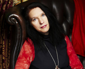 Dr. Daiva Šeškauskaitė Skalsa - dainų atlikėja, lektorė, renginių vedėja.
Kelionės. Gidė. Pasirodymai. Ritualai. Vestuvės. Mergvakariai. Pirties apeigos. Dainavimai. Užsiėmimai. Gimtadienis