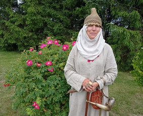 Dr. Daiva Šeškauskaitė Skalsa - dainų atlikėja, lektorė, renginių vedėja.
Koncertai. Pasirodymai. Instaliacijos. Ritualai. Vestuvės. Mergvakariai. Pirties apeigos. Dainavimai. Užsiėmimai....