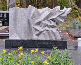 Antkapinė skulptūra, granitas, h - 90 cm. Rokantiškių kapinės, Vilnius.