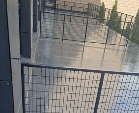 170 kv.m. terasa su tamsia hidroizoliacija: pašalintas senas betono sluoksnis, įrengtas naujas betono sluoksnis, suformuotos palangės ir įrengta poliuretaninė danga.