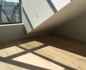 Tikslus ir preciziškas plokštumų ir kampų suvedimas glaistant ir dažant.