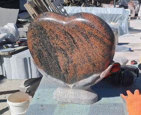 Antkapinė skulptūra pagal užsakovės pateiktą projektą. Granitas, aukštis 45 cm