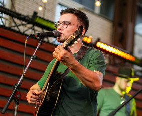 Benignas – gyva muzika su gitara ir vokalu (solo / duetas) - Dainininkai, muzikos grupės - 1 Dainininkai, muzikos grupės - Benignas – gyva muzika su gitara ir vokalu (solo / duetas) - 1