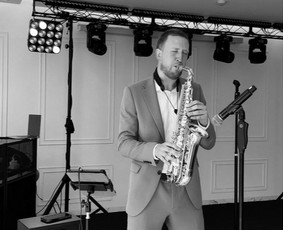 Saksofonistas Urnikis Jazz - Dainininkai, muzikos grupės - 1 Dainininkai, muzikos grupės - Saksofonistas Urnikis Jazz - 1