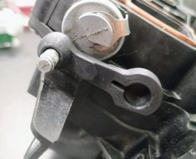 Atkurta automobilio variklio oro padavimo sklendžių mechanizmo detalė pagal pavyzdį. Medžiaga UV, vibracijų ir temperatūrai atspari - ASA plastikas.