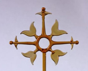 Gintarinio stiklo "Kryžius su lelijom".
Dydis 28cm x 11cm