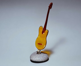 Stiklo gitara ant akmens pagrindo.
Dydis 17cm