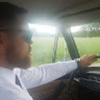 Evaldas Automobiliai šventėms su profesionaliais vairuotojais