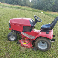 Vitalii Kasce Pjaunu žole traktoriuku/trimeriu/žoliapjove Vitalii Kasce Pjaunu žole traktoriuku/trimeriu/žoliapjove