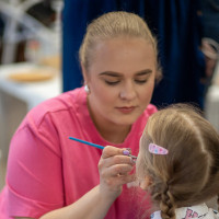 Joana Kadzeviciute Piešimas ant veido, blizgučiai Joana Kadzeviciute Piešimas ant veido, blizgučiai