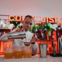 Lukas Zimblys Mobilus kokteilių baras, mobilus barmenai, šampano piramidė