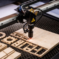 MB Mechanikos projektai Pjovimas, graviravimas lazeriu, medinių dėžių gamyba