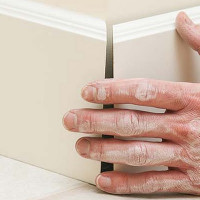 Grindų ir grindjuosčių montavimas Grindų ir grindjuosčių montavimas