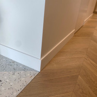 Grindų ir grindjuosčių montavimas Grindų ir grindjuosčių montavimas