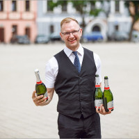 Darius Klimavičius Vaišių, Šampano staliukų paslauga su aptarnavimu
