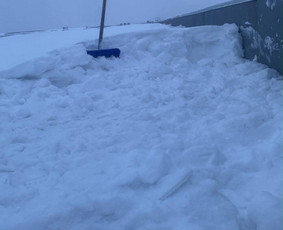 Auk&scaron;talipiai - Valome sniegą nuo stogų