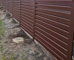 Medinės tvoros - Segmentinių tvorų montavimas,stulpelių,polių betonavimas