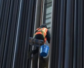 I&scaron;kabų, reklaminių tentų montavimas ir demontavimas - Pramoninio alpinizmo ir auk&scaron;tuminių darbų paslaugos