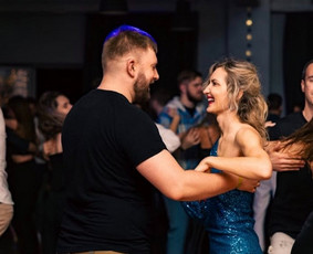 &Scaron;okiai, &scaron;okių pamokos - &Scaron;ok Bachata ir Salsa poroje tik su savo partneriu!