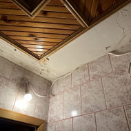 Reikia pašalinti esamas medines plokštes nuo sienų ir lubų