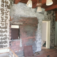 Reikia sodo name nutinkuoti sieną ir kaminą iš abiejų pusių