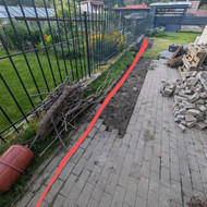 Reikia iškasti tranšėja ir užpilti geru augaliniu gruntu, vėliau bus sodinamos tujos