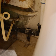 Demontuoti sena klozetą ir pajungti naują (pastatoma), pakabinti kriauklę su spintelę, , pajungti