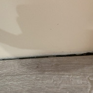 Ieškau, kas galėtų sudėti plyteles ant grindų, taip pat grindjuostes uždėti