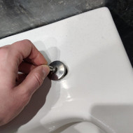 Reikia sutvarkyti klozeto dangtį