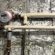 Vonios/dušo vamzdžių įleidimas į sieną