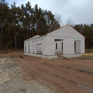 Reikėtų sumontuoti stogo santvaras dviem statiniams