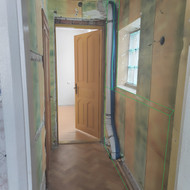 Vidaus apdailos darbai: gipsas, sienų dažymas, laminatas.