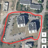 Nupjauti žolę aplink du daugiabučius