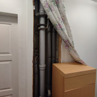 Užtvera vamzdynui sienoje