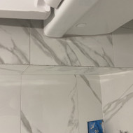 Plytelių keitimas: senų nuėmimas, supjovimas 45 kampu, priklijavimas