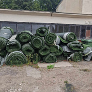 Futbolo dirbtinės dangos pervežimas, smėlio ir granulių išbirinimas