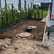 Ieskau kas nukaustu zeme, sudetu bortelius ir susodintu tujas
