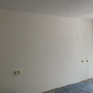 Vidaus apdaila (sienų lyginimas, gruntavimas, dažymas ir grindjuosčiu prikalimas)