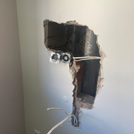 Reikalingas oficialus (įmonės) pasiūlymas kiek kainuotų: užtaisyti pilnai skylę , perdažyti sieną